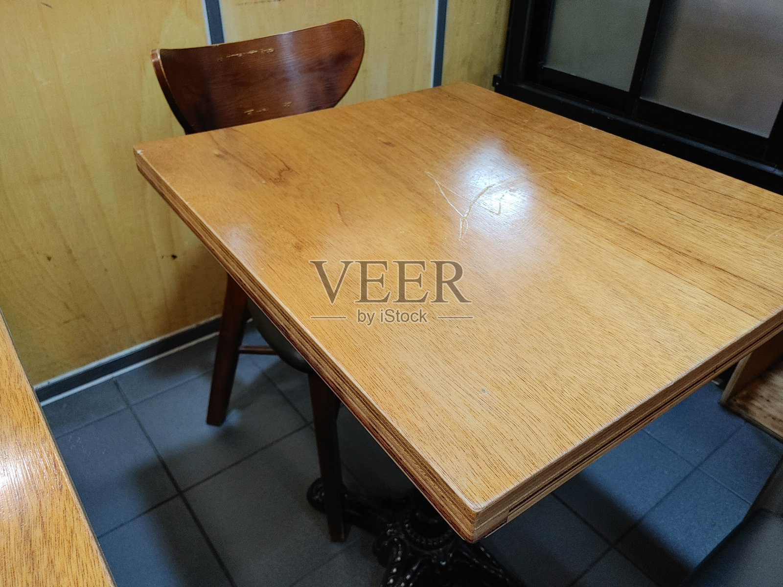 一张木桌和一把椅子照片摄影图片