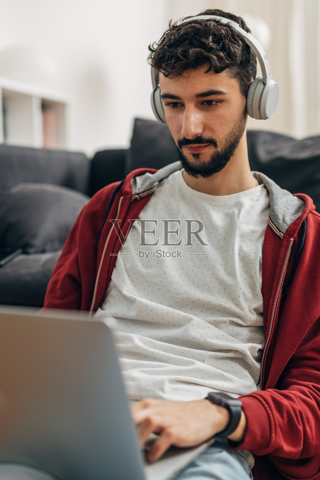 年轻的成年男子在家照片摄影图片