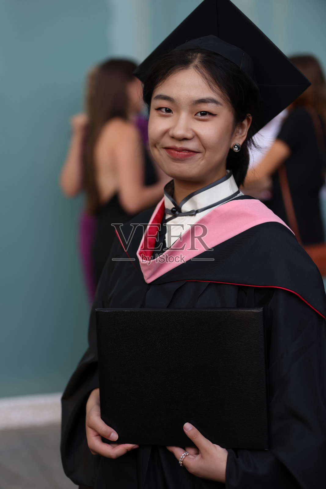 大学毕业典礼上的中国姑娘照片摄影图片