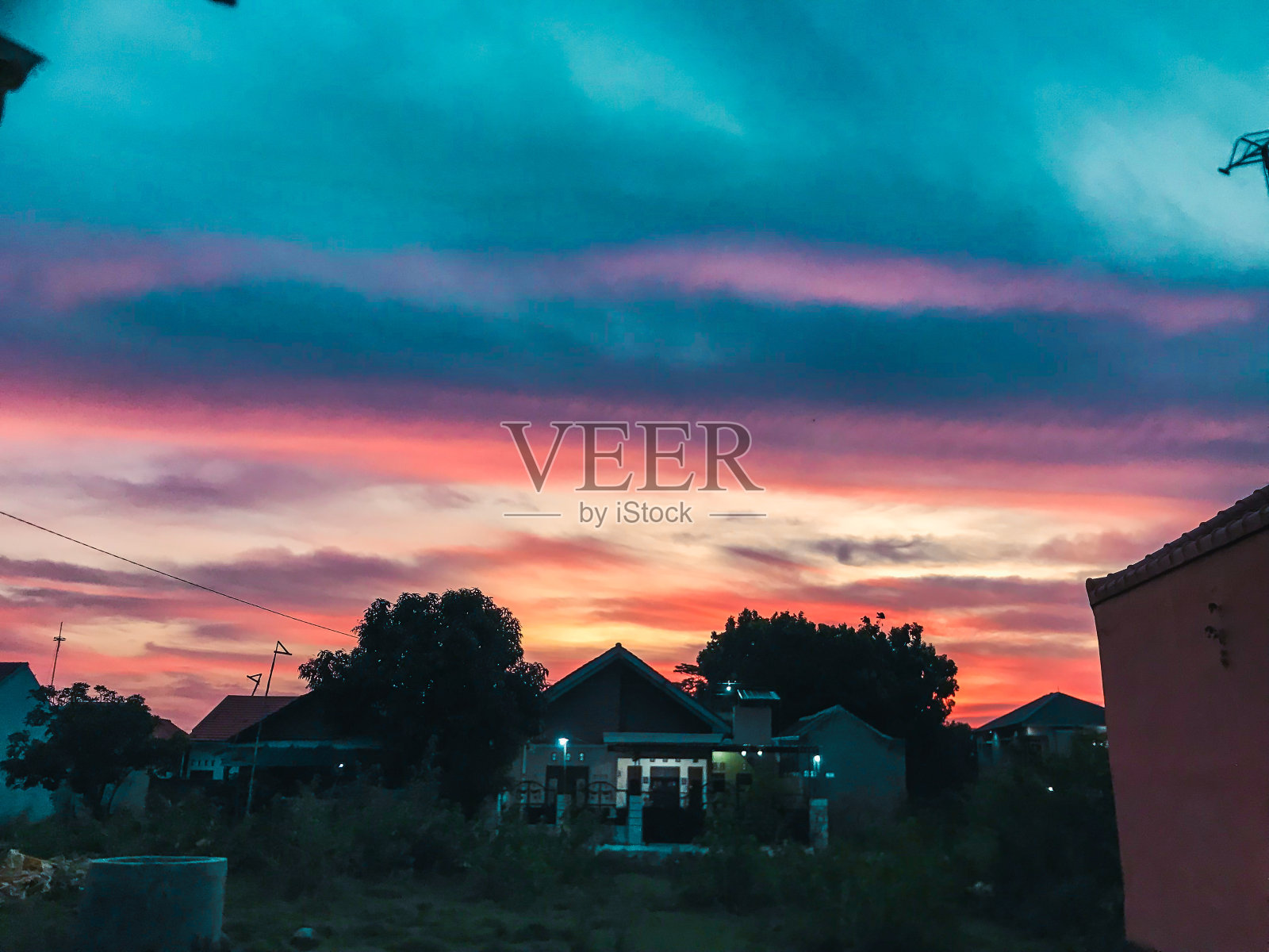 真正令人惊叹的全景日出或日落天空与温柔的彩云。印度尼西亚的长全景图，裁剪它照片摄影图片