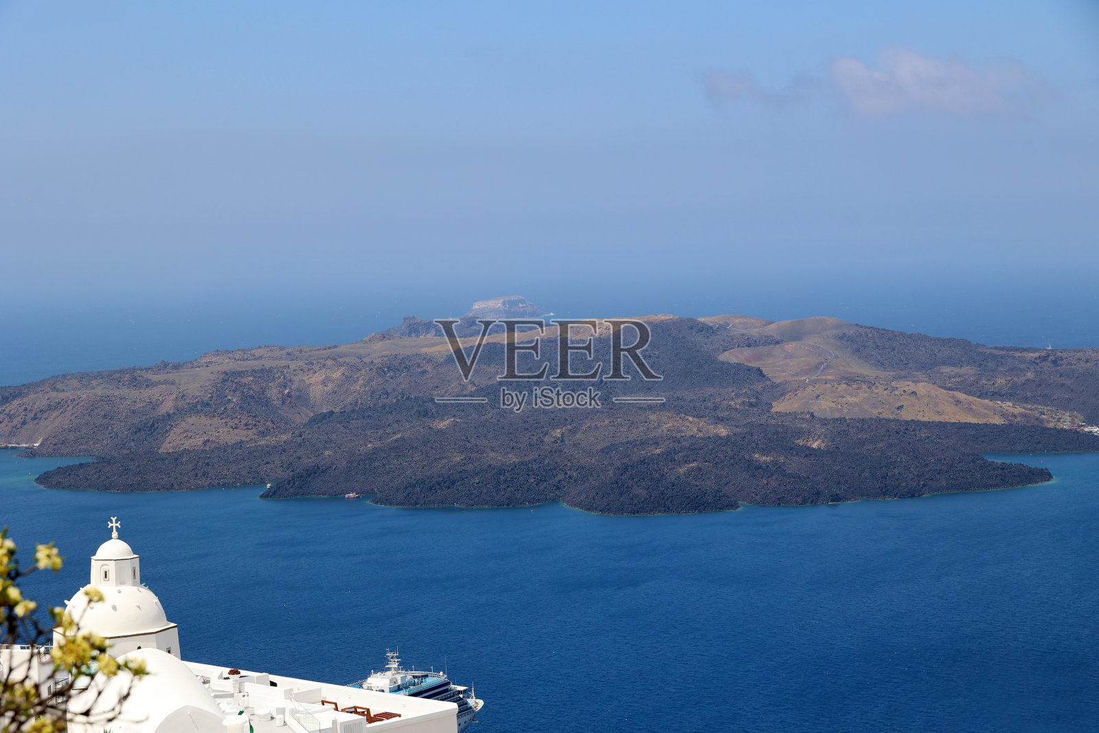 希腊圣托里尼岛基克拉迪岛的火山口与熔岩岛Nea Kameni的景色照片摄影图片