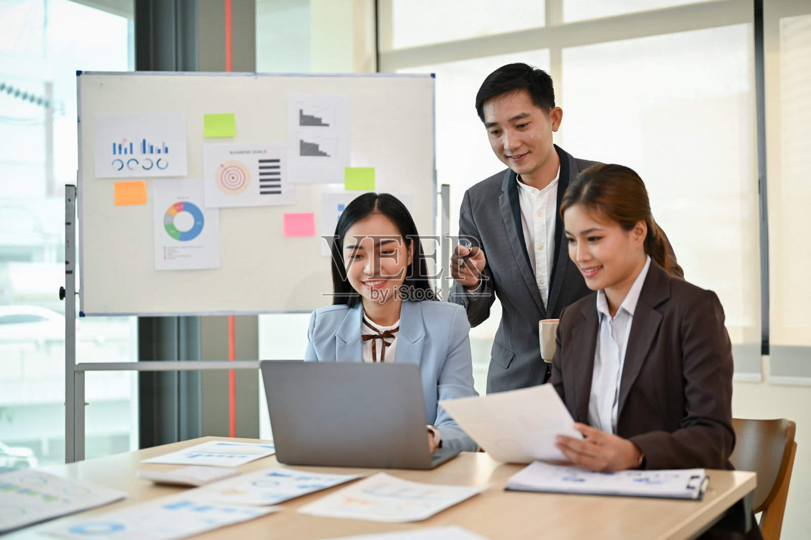 一位专业的亚洲男性CEO正在培训他的员工。照片摄影图片