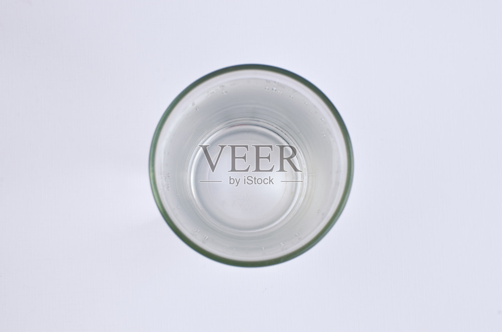 一杯饮用水的特写，突出了清洁水对人们健康和环境可持续性的重要性。照片摄影图片