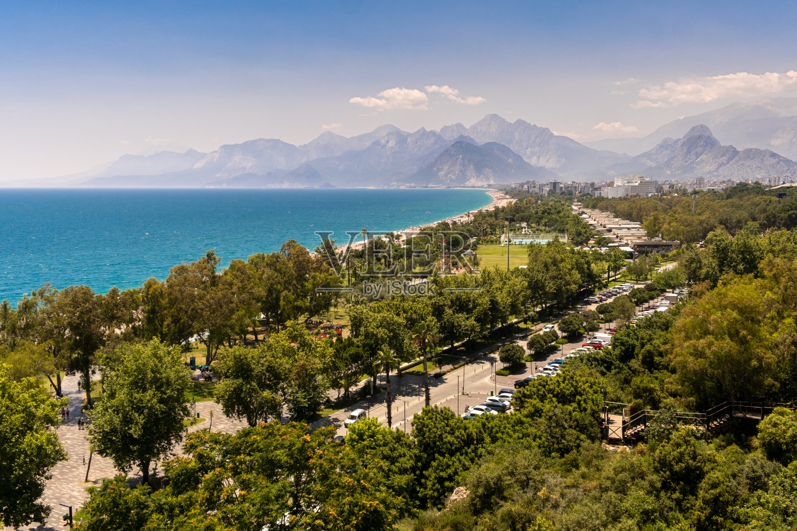鸟瞰风景秀丽的海滩，在安塔利亚度假小镇照片摄影图片