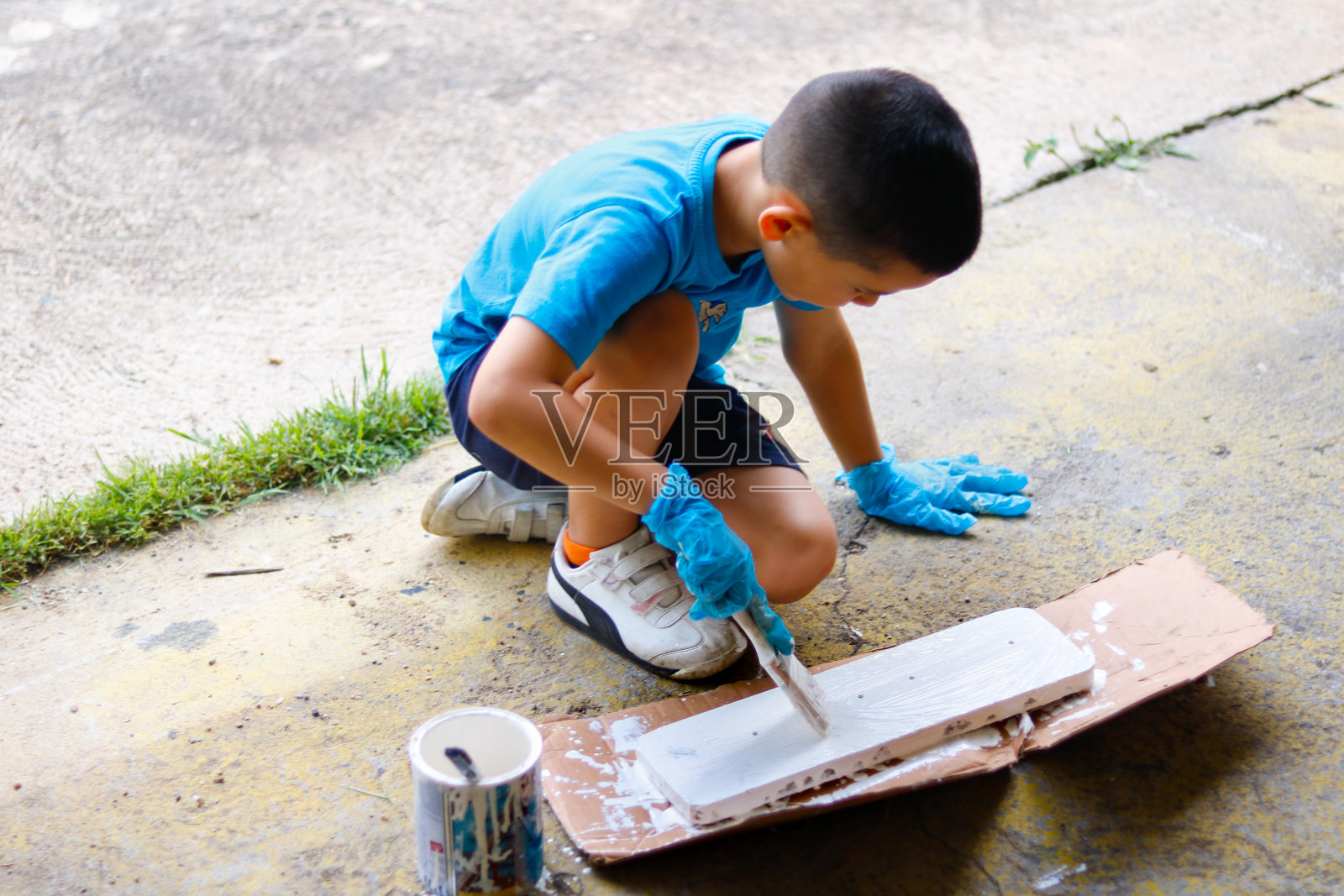 男孩正在粉刷架子照片摄影图片