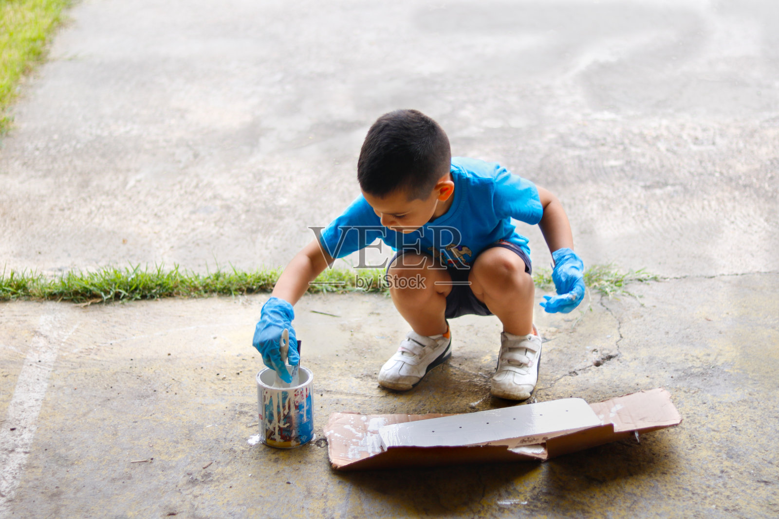 男孩在家帮父母画画照片摄影图片