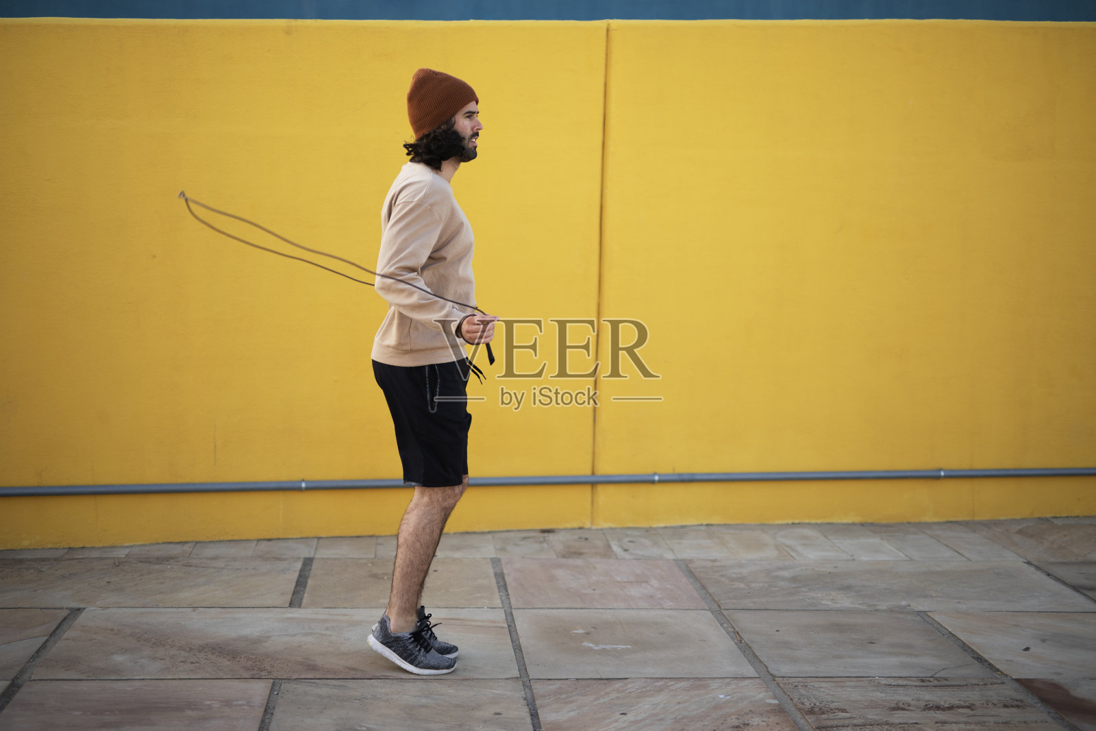 年轻运动员在户外训练。照片摄影图片