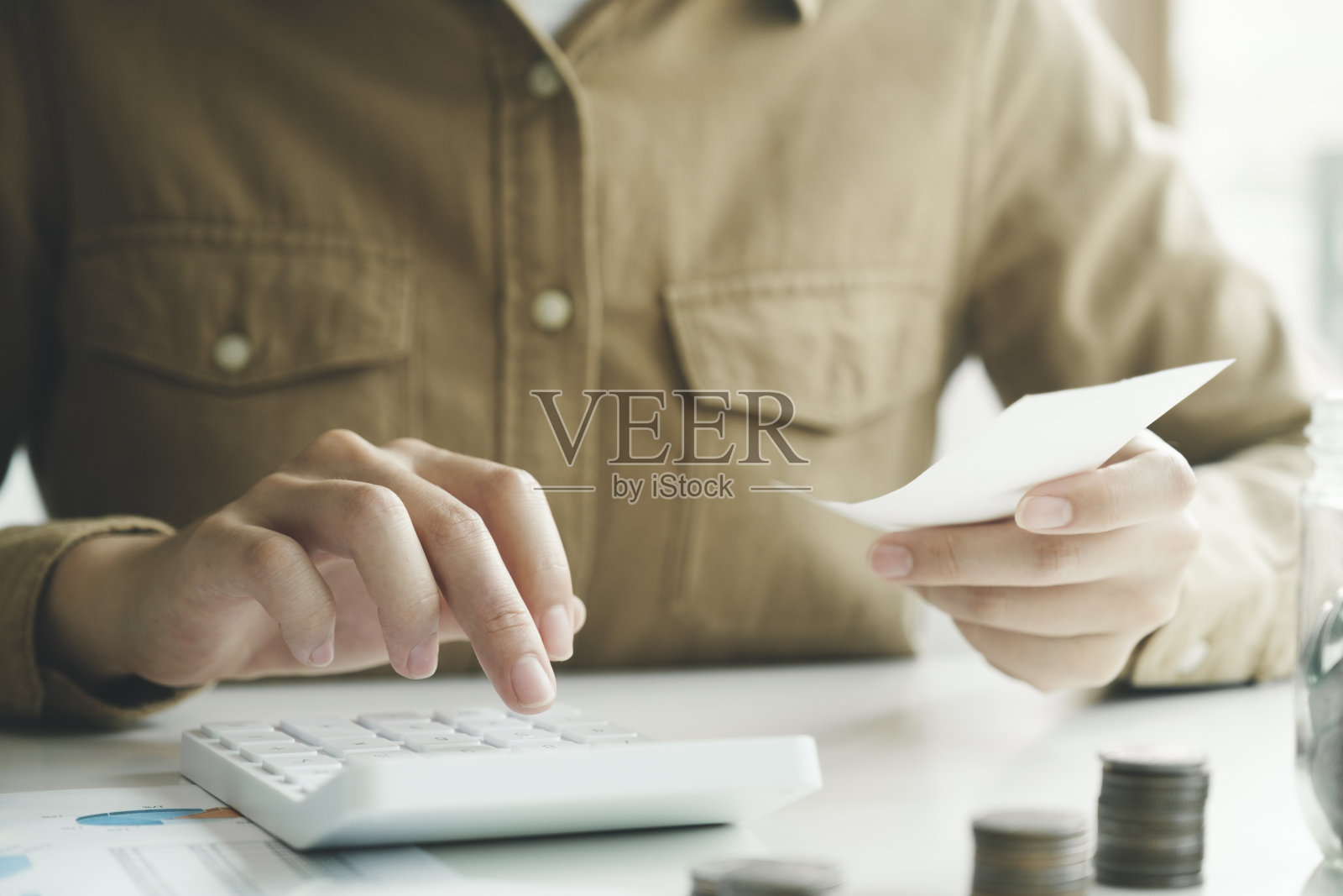 会计在办公室用计算器计算财务报告。照片摄影图片