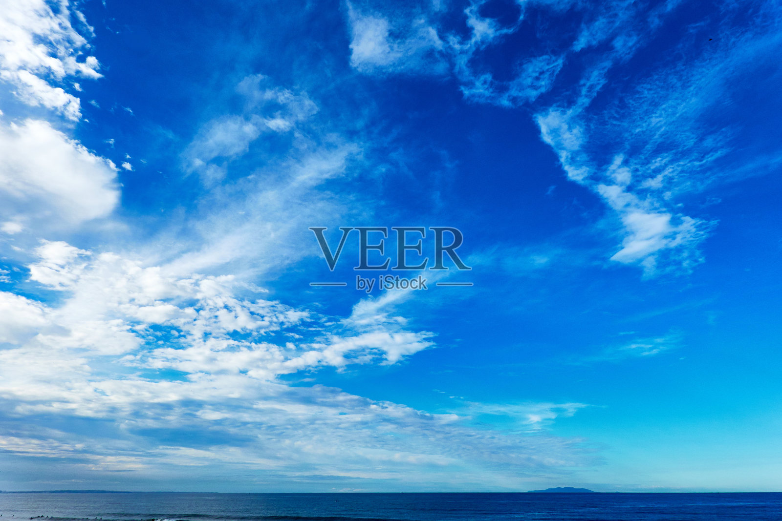 湛蓝的天空映衬着美丽的海景照片摄影图片