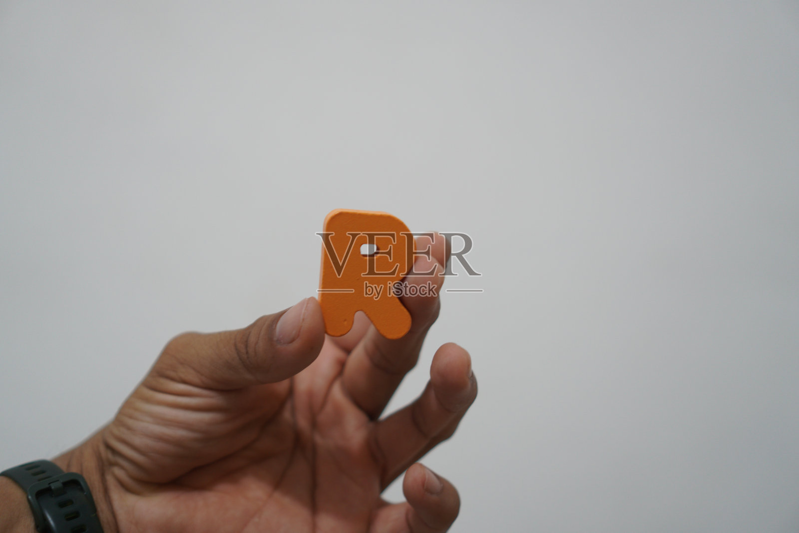 手持字母照片摄影图片