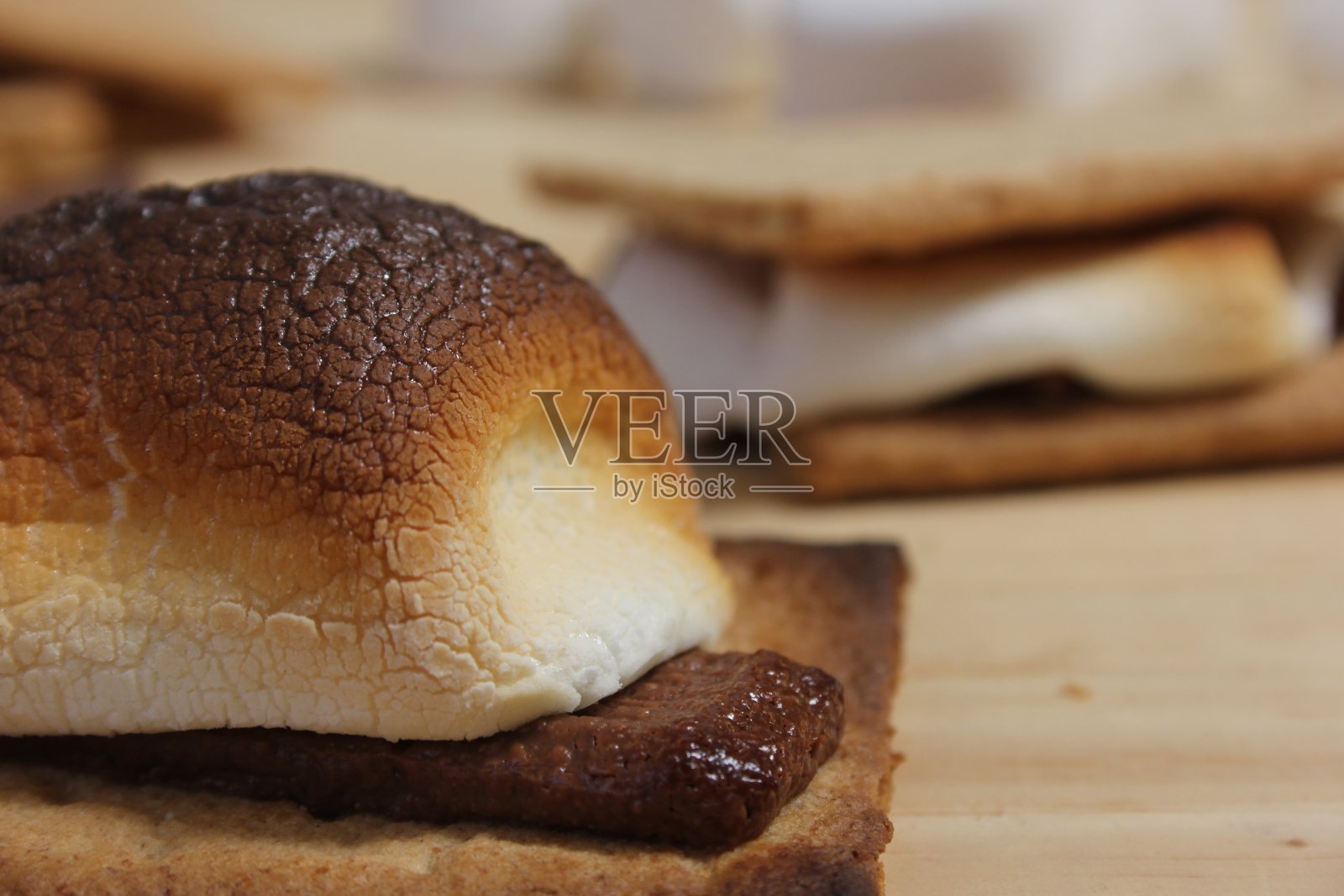 上。棉花糖配巧克力和全麦饼干照片摄影图片