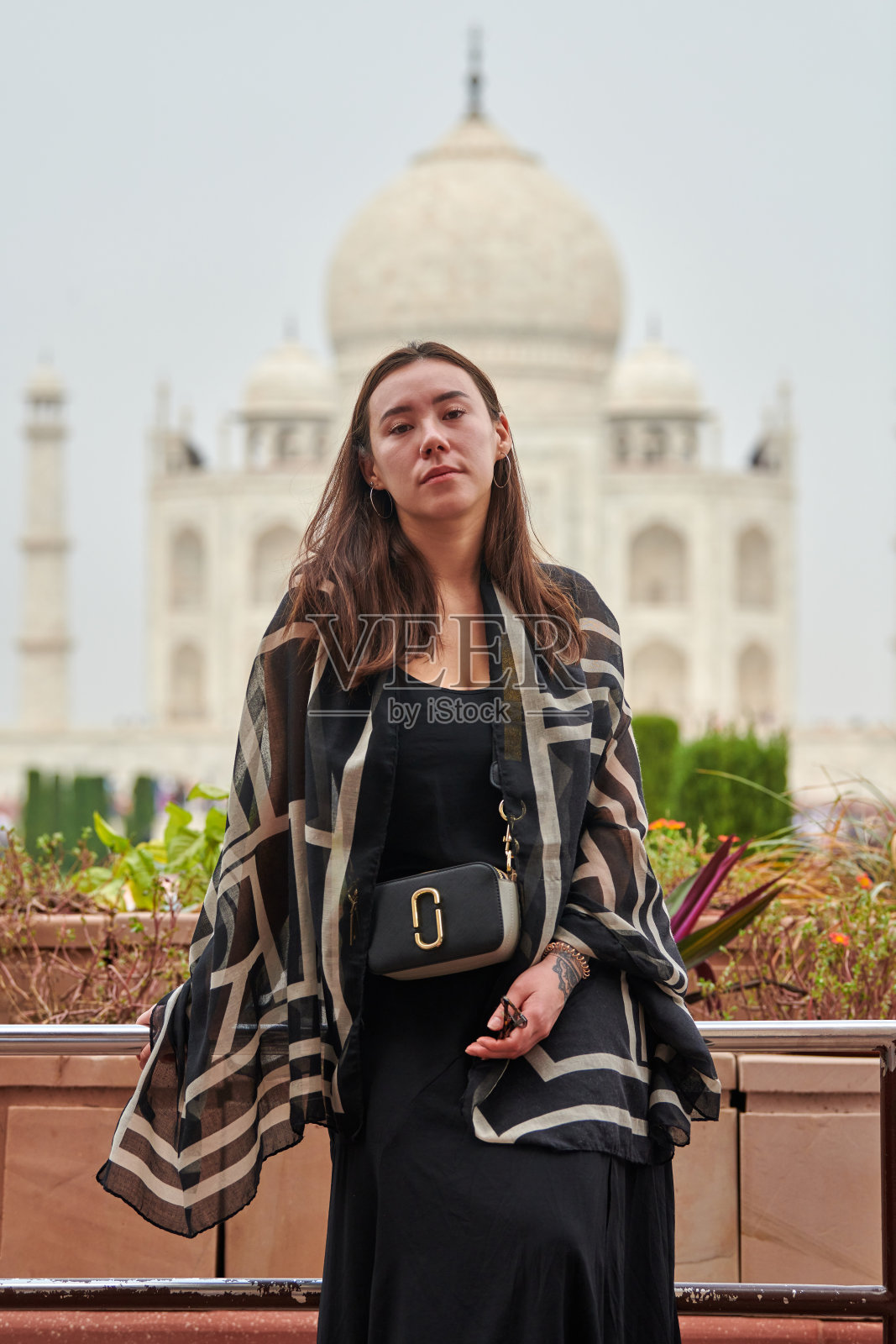 有吸引力的东亚女人在黑色的裙子停留在泰姬陵背景美丽的年轻女孩游客照片摄影图片