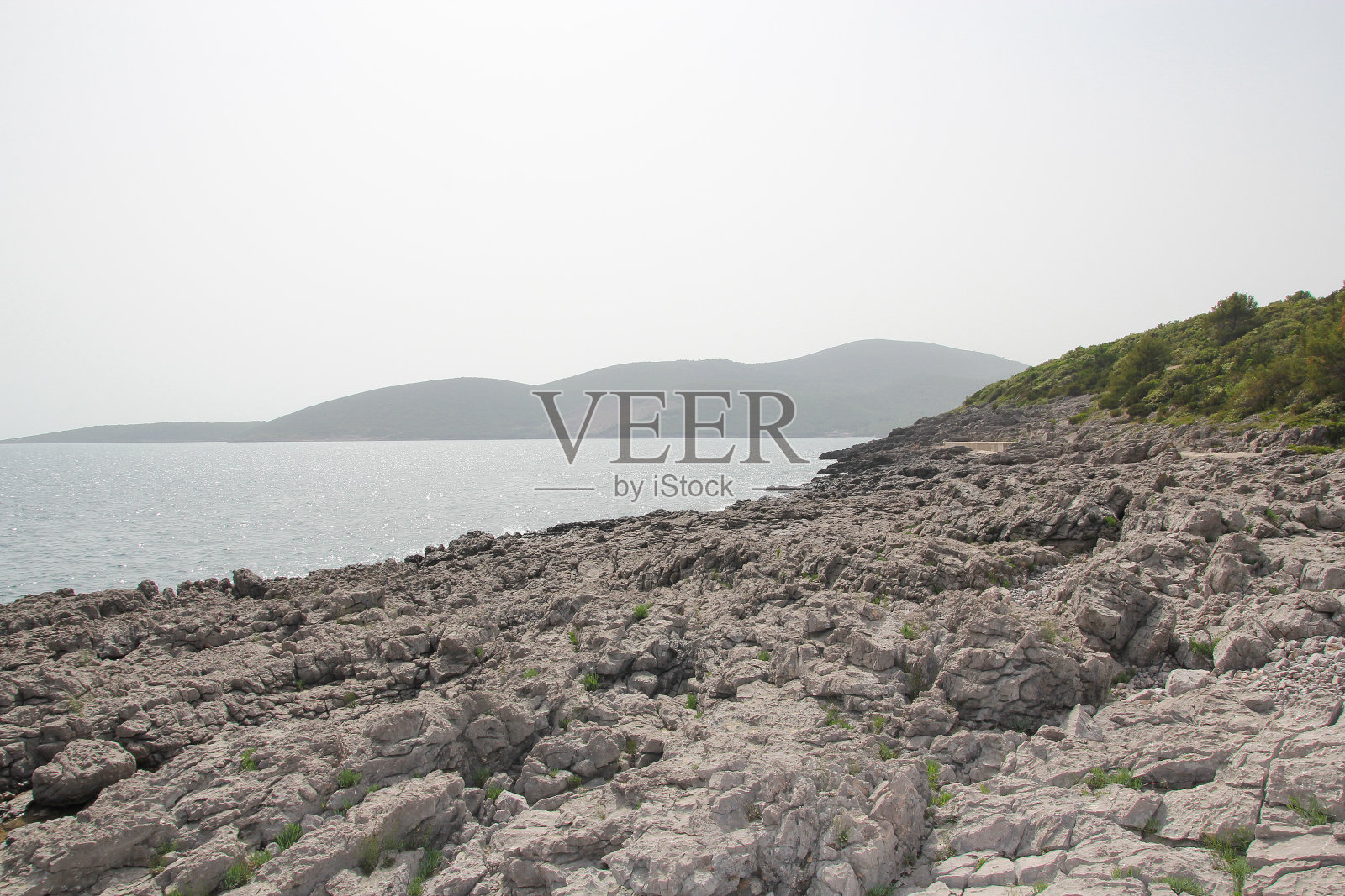 黑山的石滩和蓝色的大海照片摄影图片