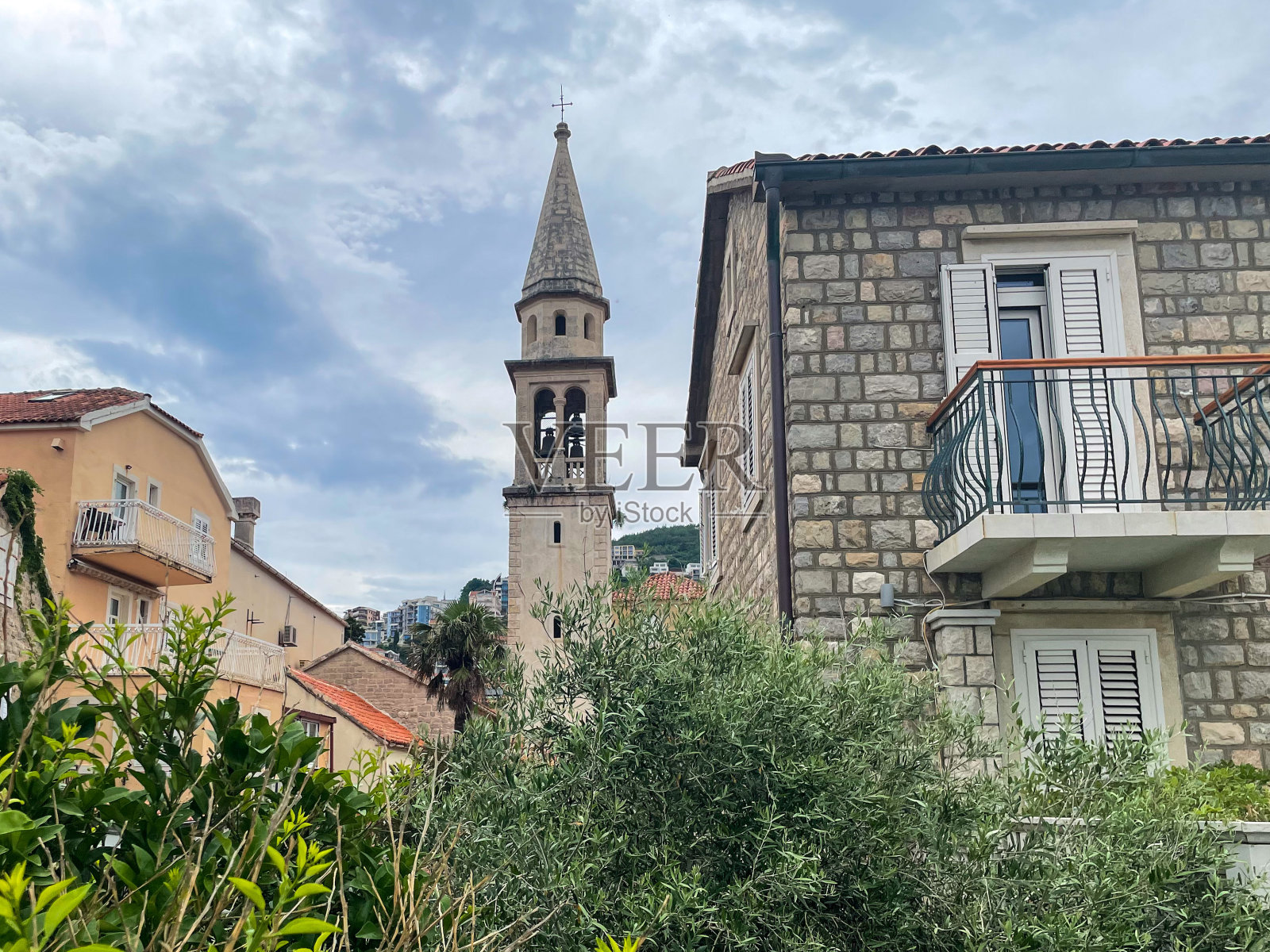 从布德瓦老城的堡垒城墙看向海滩，巴尔干半岛，黑山，欧洲。照片摄影图片