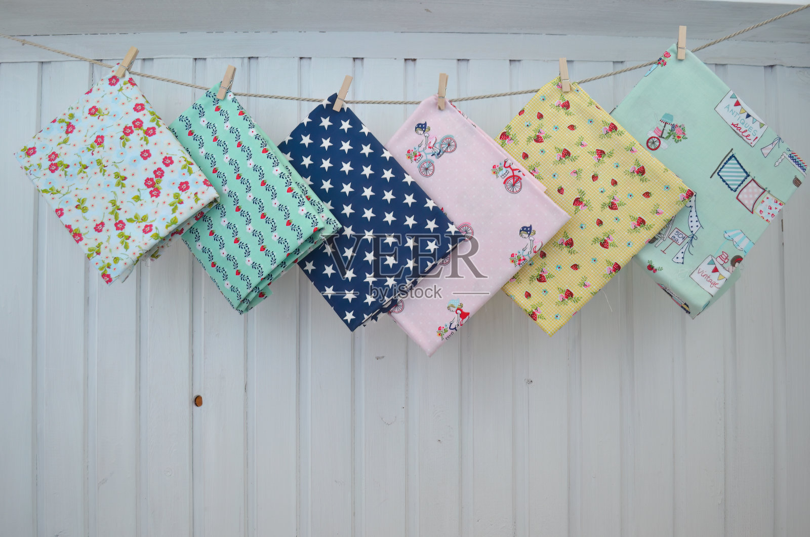 木制背景上的彩色手工衣服照片摄影图片