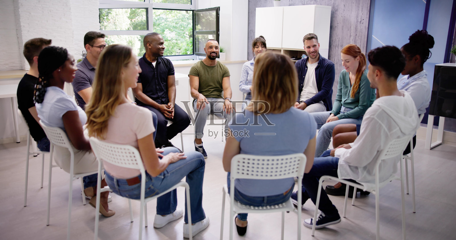 年轻的多种族千禧一代朋友们坐着照片摄影图片