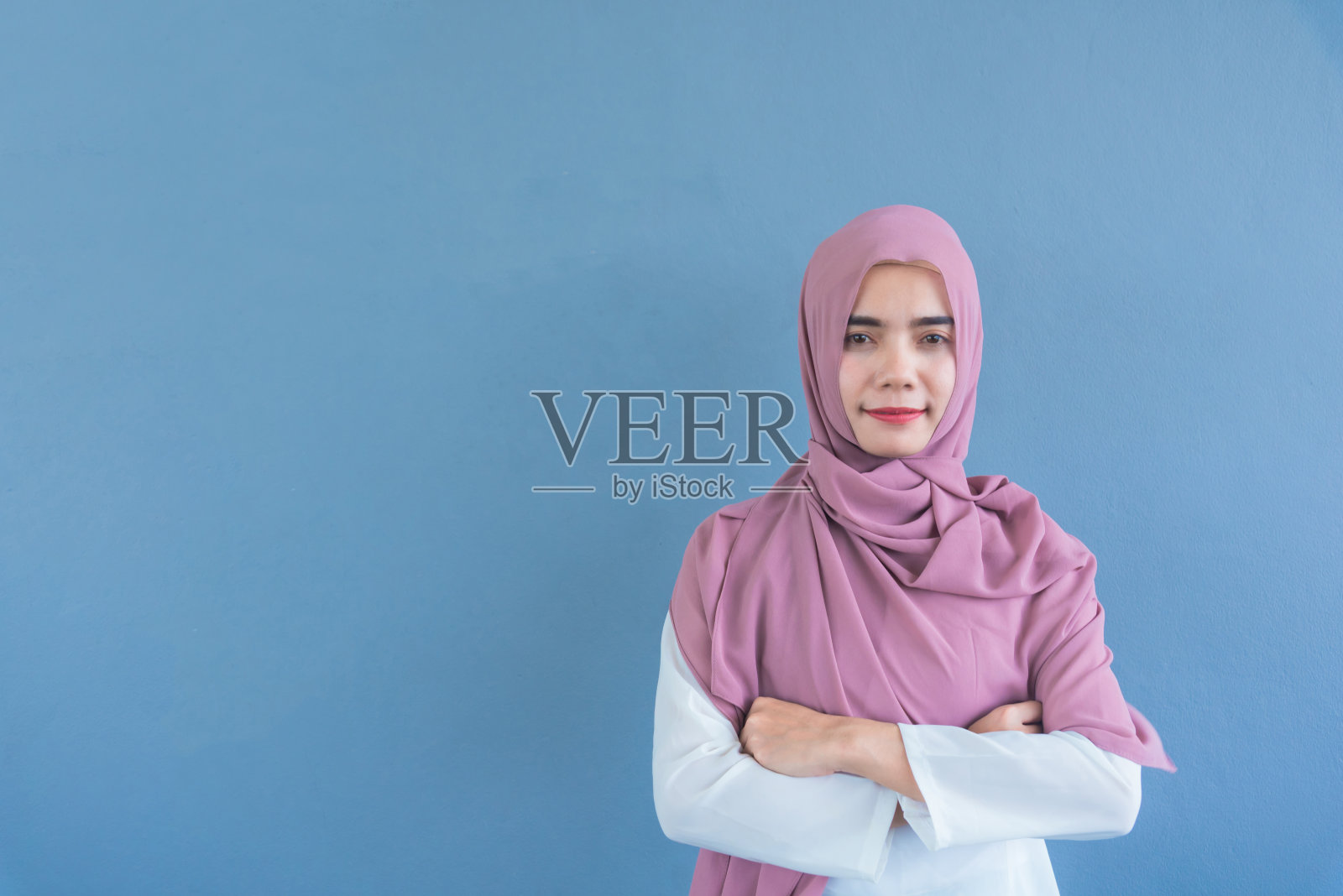 身穿穆斯林传统服装的女人照片摄影图片