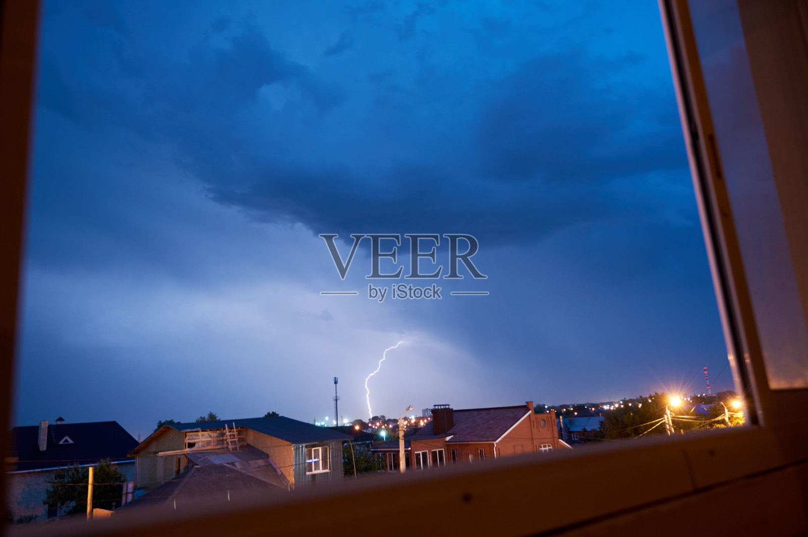雷暴时的强力闪电，雷暴时天空中明亮的闪电照片摄影图片