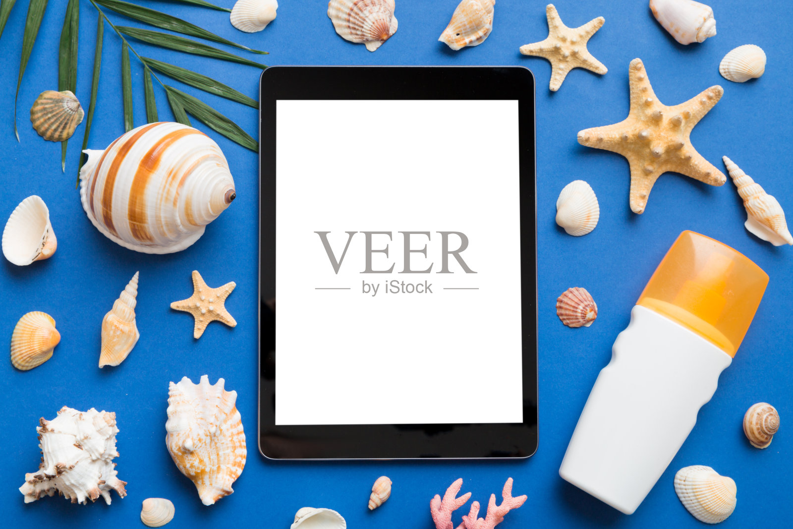 在彩色背景上与平板和海滩配件的平面组合。平板电脑与空白屏幕模拟与复制空间照片摄影图片