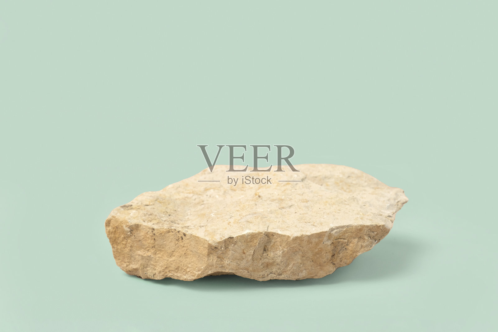 用于展示化妆品产品展示的石头讲台。抽象的最小背景。一种岩石形式。浅绿色工作室背景。现场。陈列柜。3D前视图。时髦的中性色。空间照片摄影图片