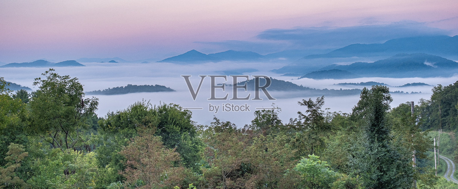 蓝岭山脉雾岛上的日出照片摄影图片