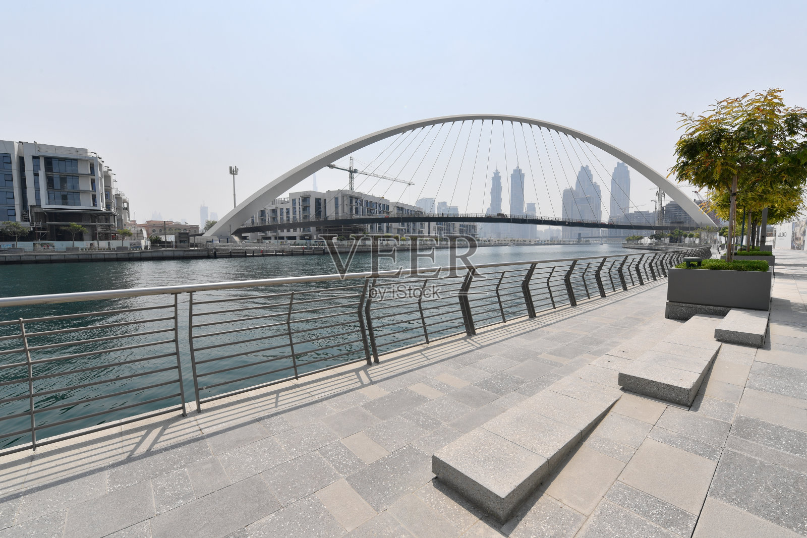 迪拜：运河水岸照片摄影图片