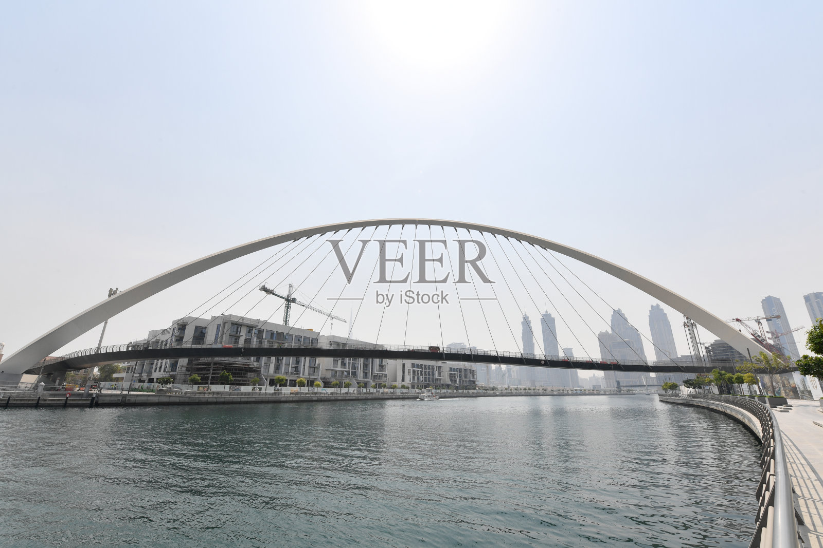 迪拜：运河水岸照片摄影图片