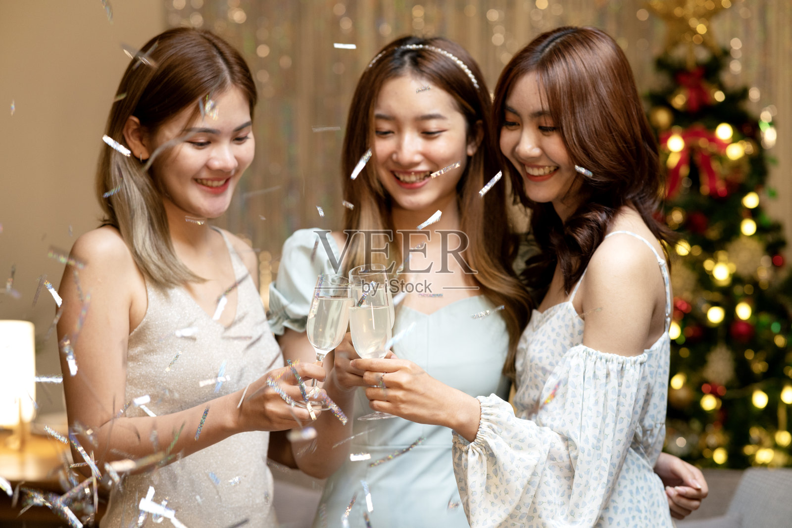 三个朋友在一个家庭聚会上举杯庆祝照片摄影图片