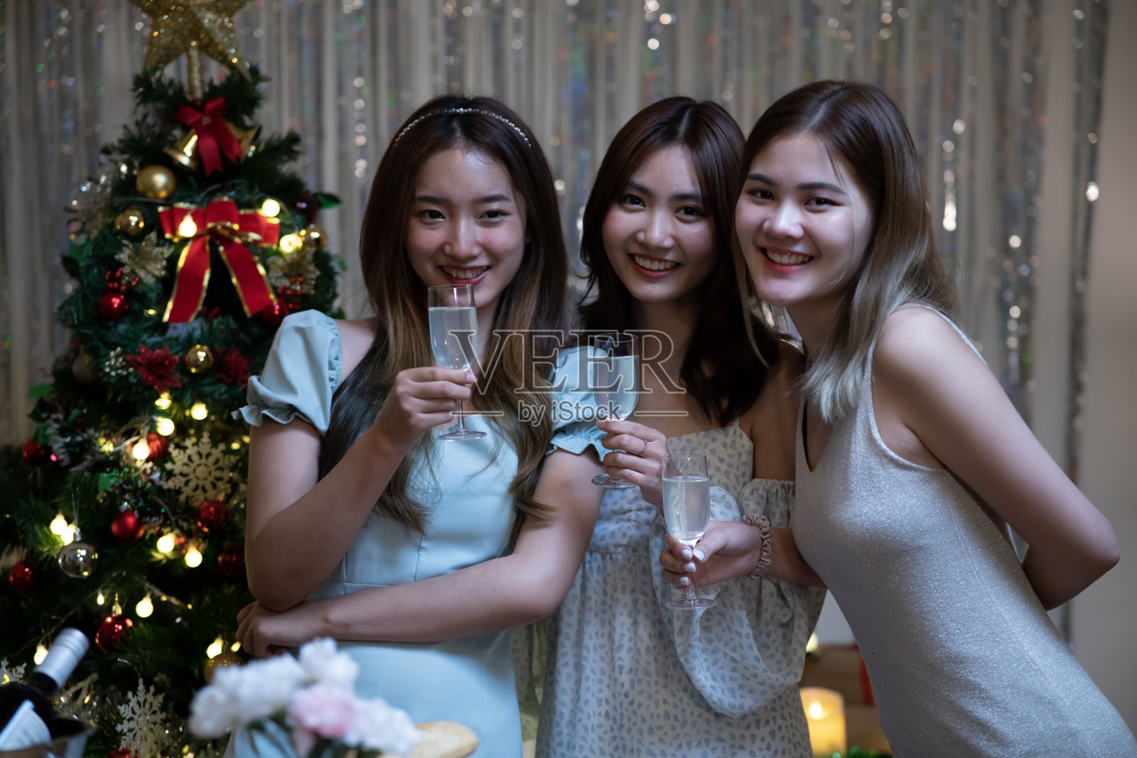 一群女性朋友聚在一起用蜡烛吃饭照片摄影图片