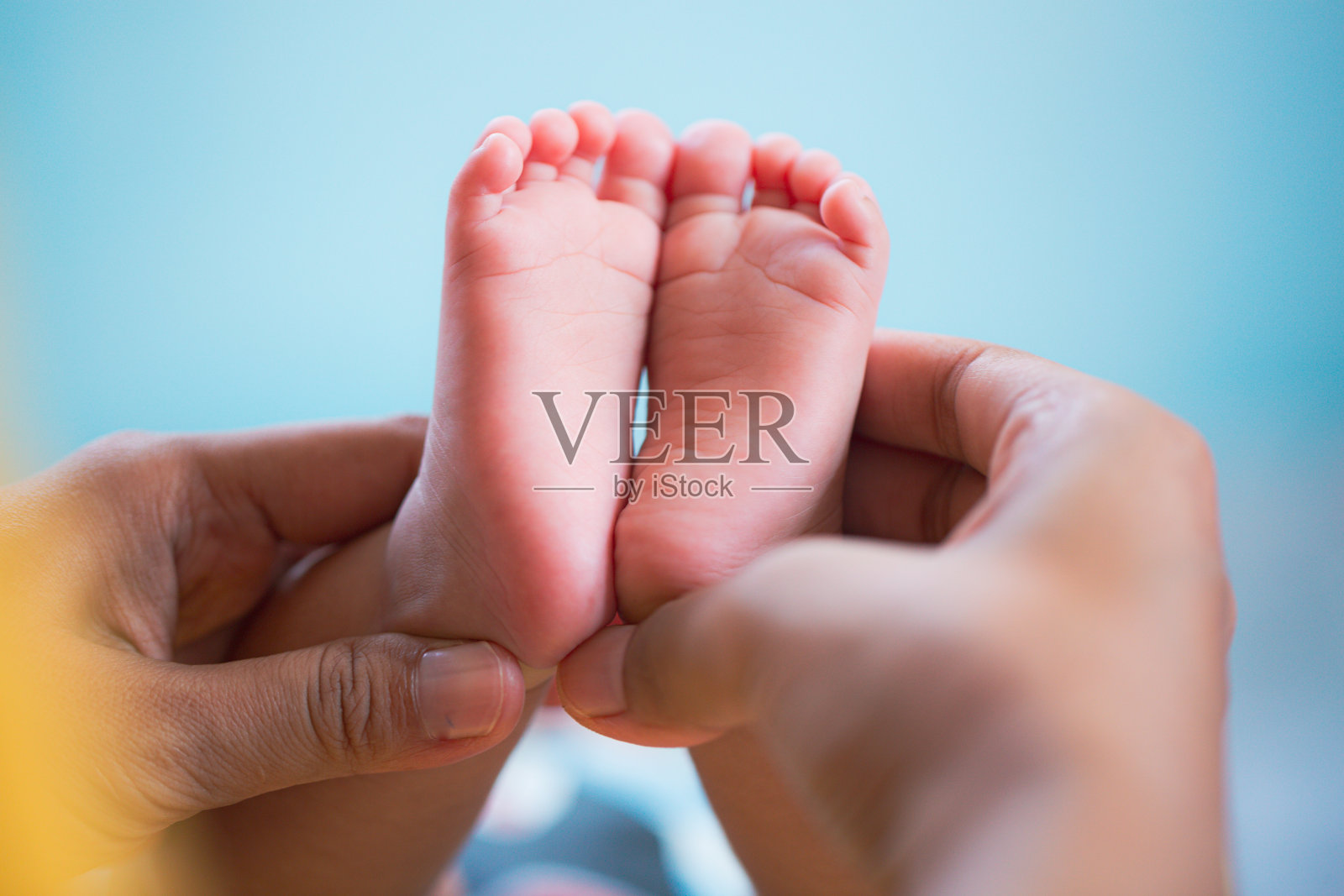 宝宝的脚，宝宝的脚在手里，妈妈，妈妈和她的宝宝，幸福的家庭观念，美丽的受孕形象分娩。照片摄影图片