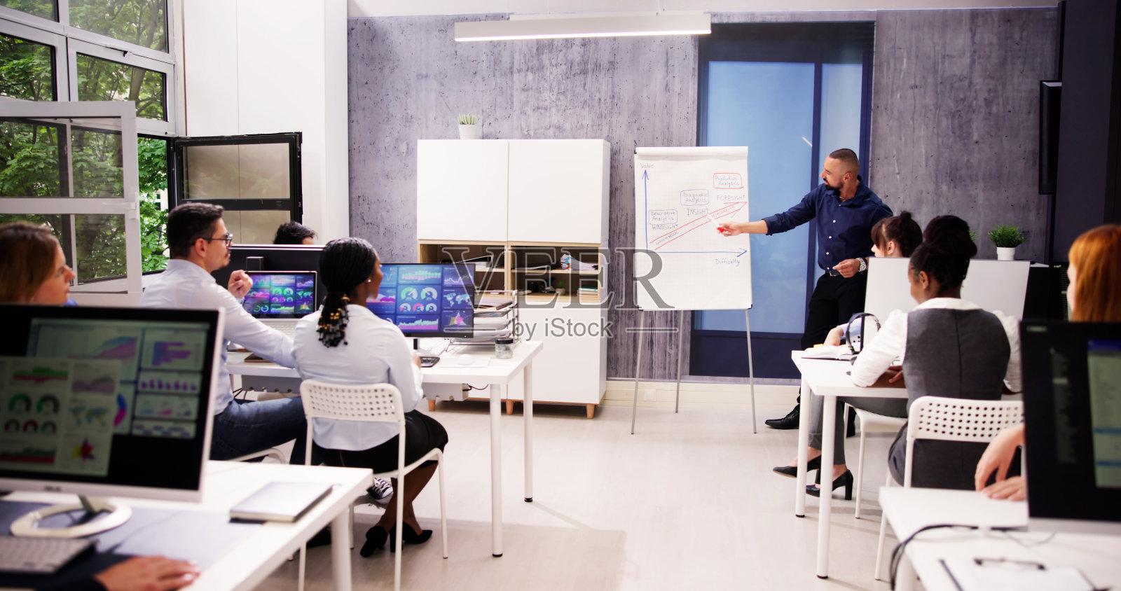 商务会议在办公室讨论照片摄影图片