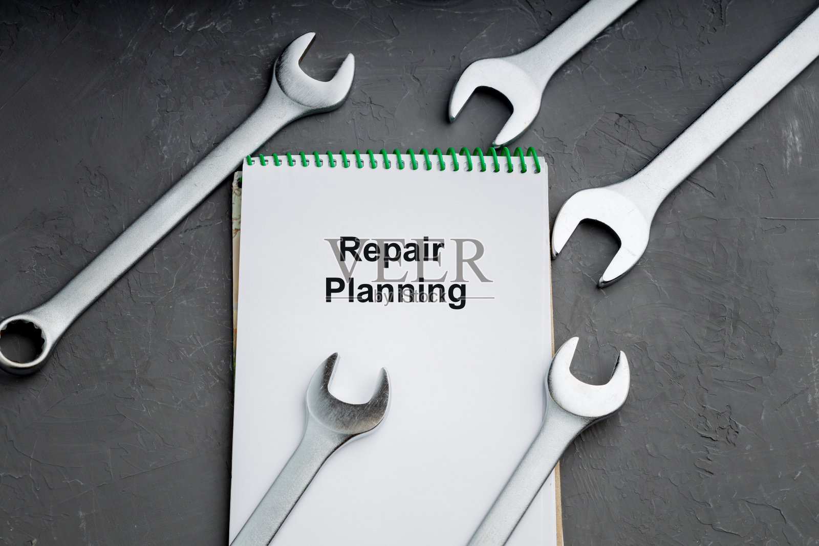 白色记事本上的维修计划铭文照片摄影图片