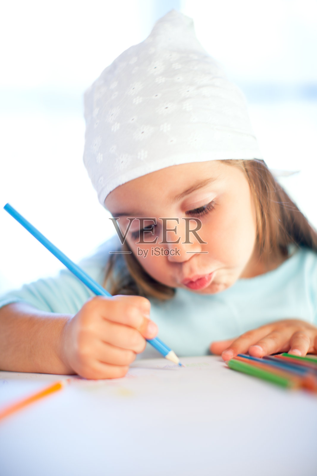 小女孩画的照片摄影图片