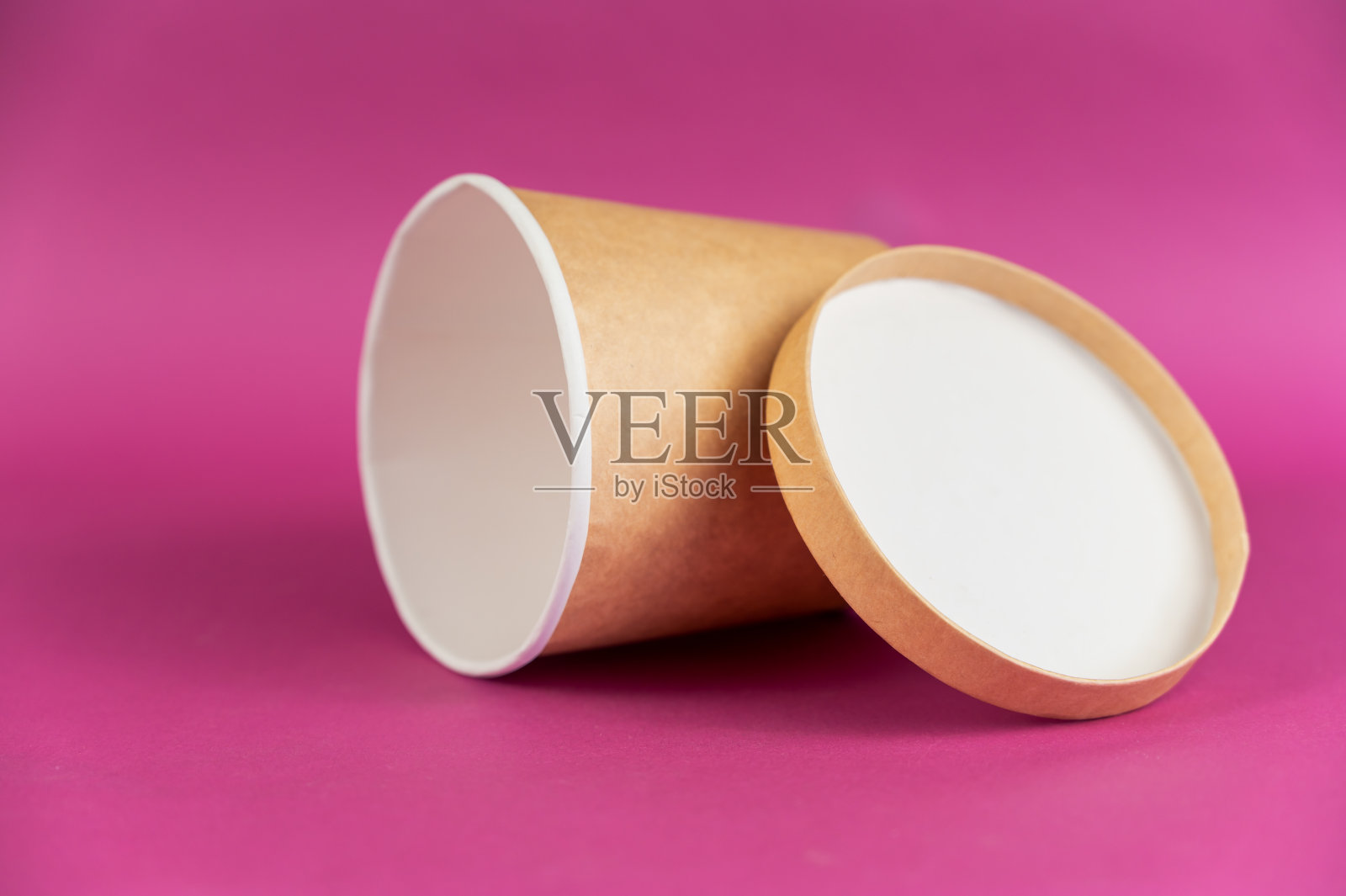 空圆柱形纸容器与盖子对色背景。装汤、冰淇淋、面条或其他食物的棕色食品容器。照片摄影图片