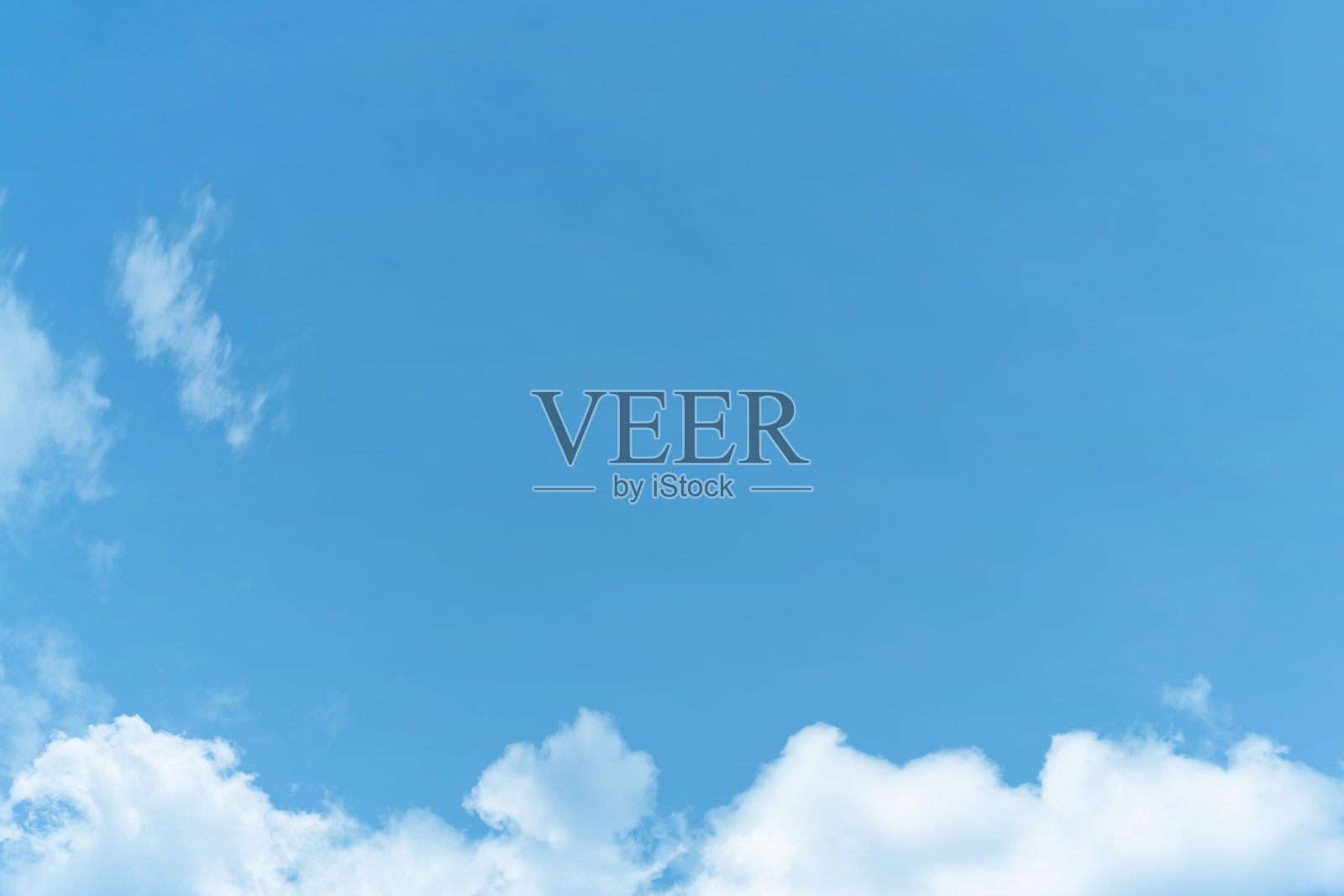 白云和蓝天背景与复制空间照片摄影图片