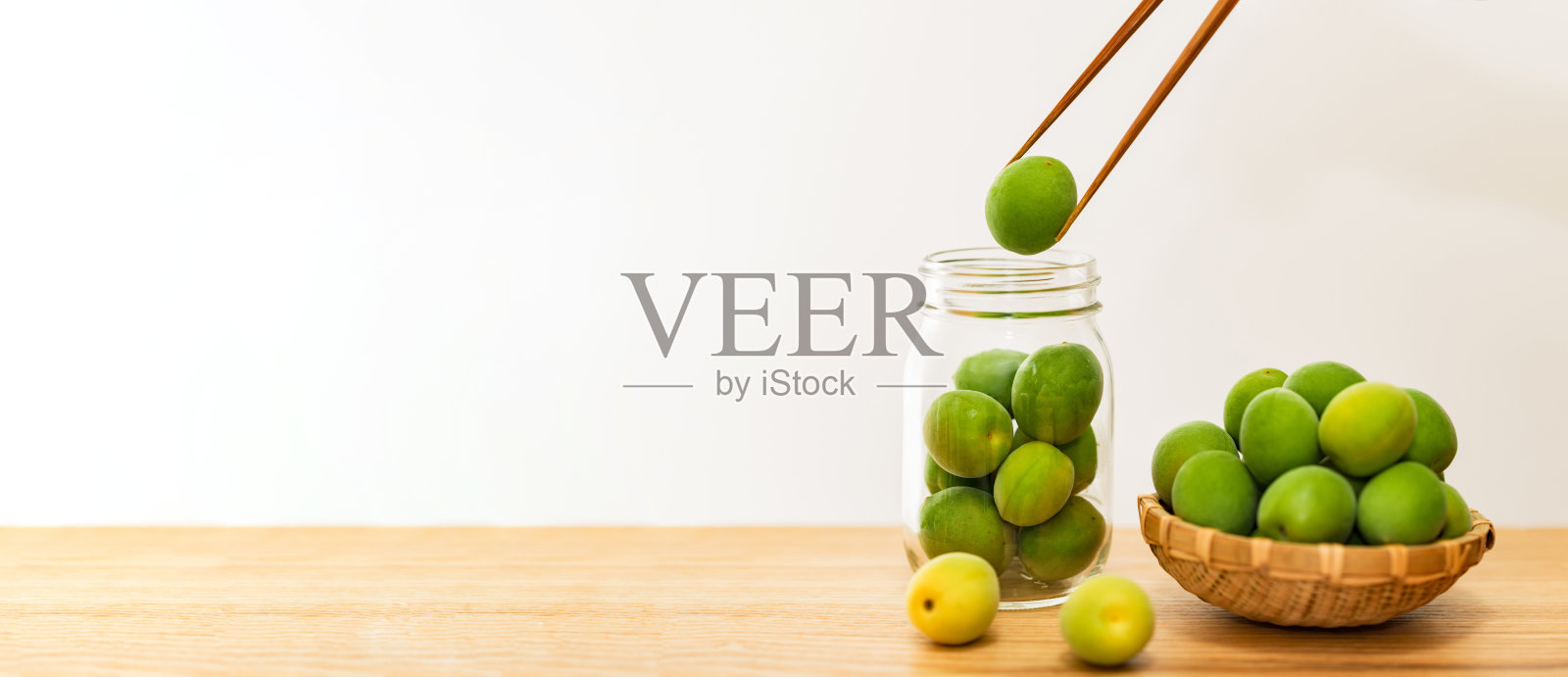 夏天酿梅子酒照片摄影图片