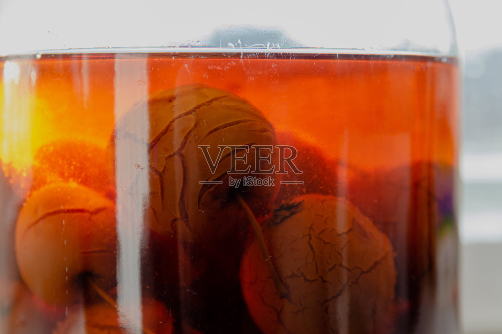 桌子上有一罐苹果蜜饯照片摄影图片