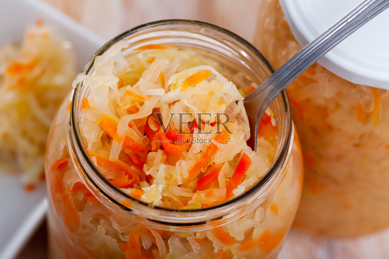 玻璃罐里放着传统的俄罗斯泡菜照片摄影图片