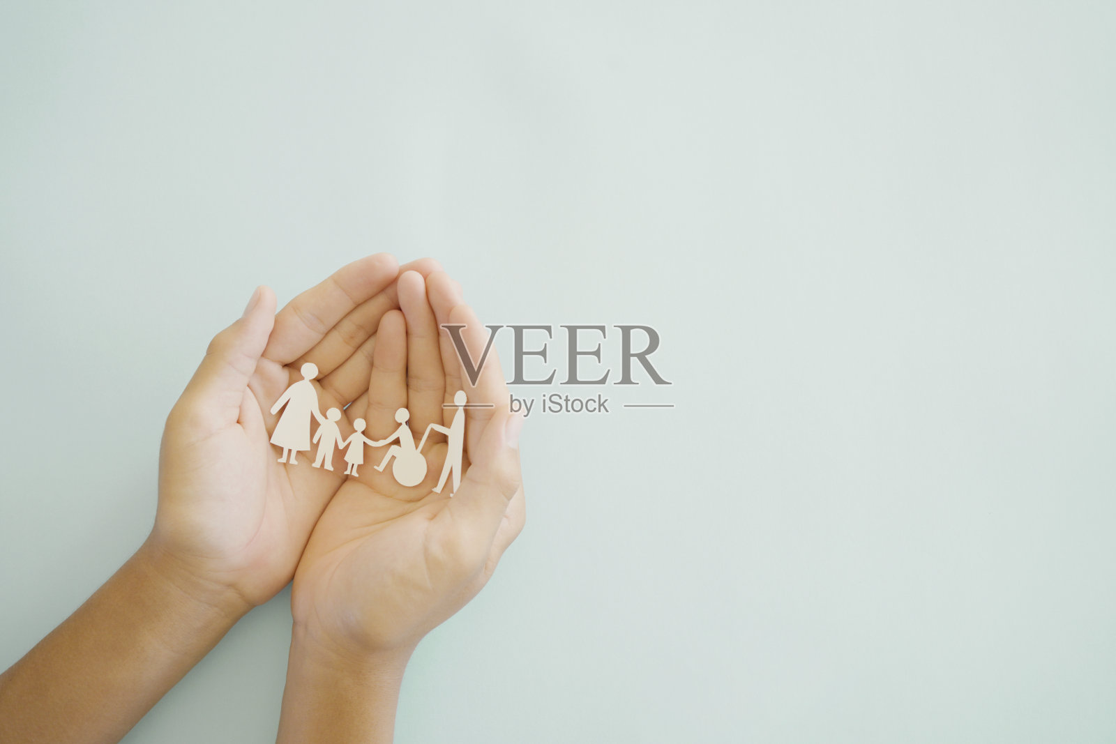 手牵手，多元家庭，快乐的护理人员和志愿者，残疾疗养院，康复和健康保险概念照片摄影图片