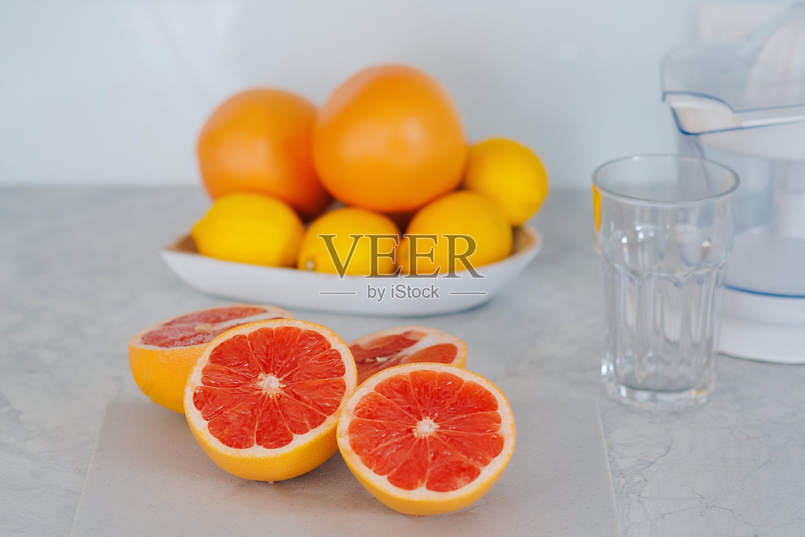 准备制作葡萄柚汁的榨汁机或榨汁机照片摄影图片