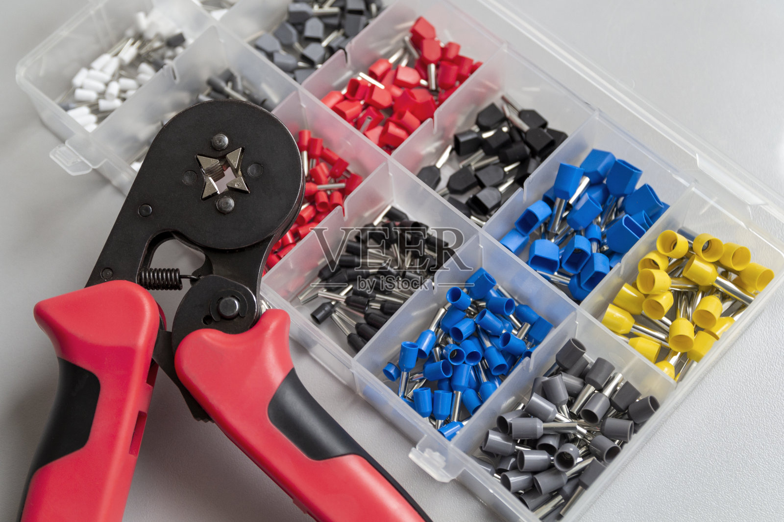 剥压绞线头的工具和材料。照片摄影图片