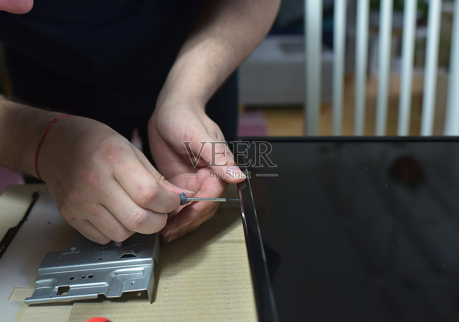 修理坏电视的人在照片摄影图片