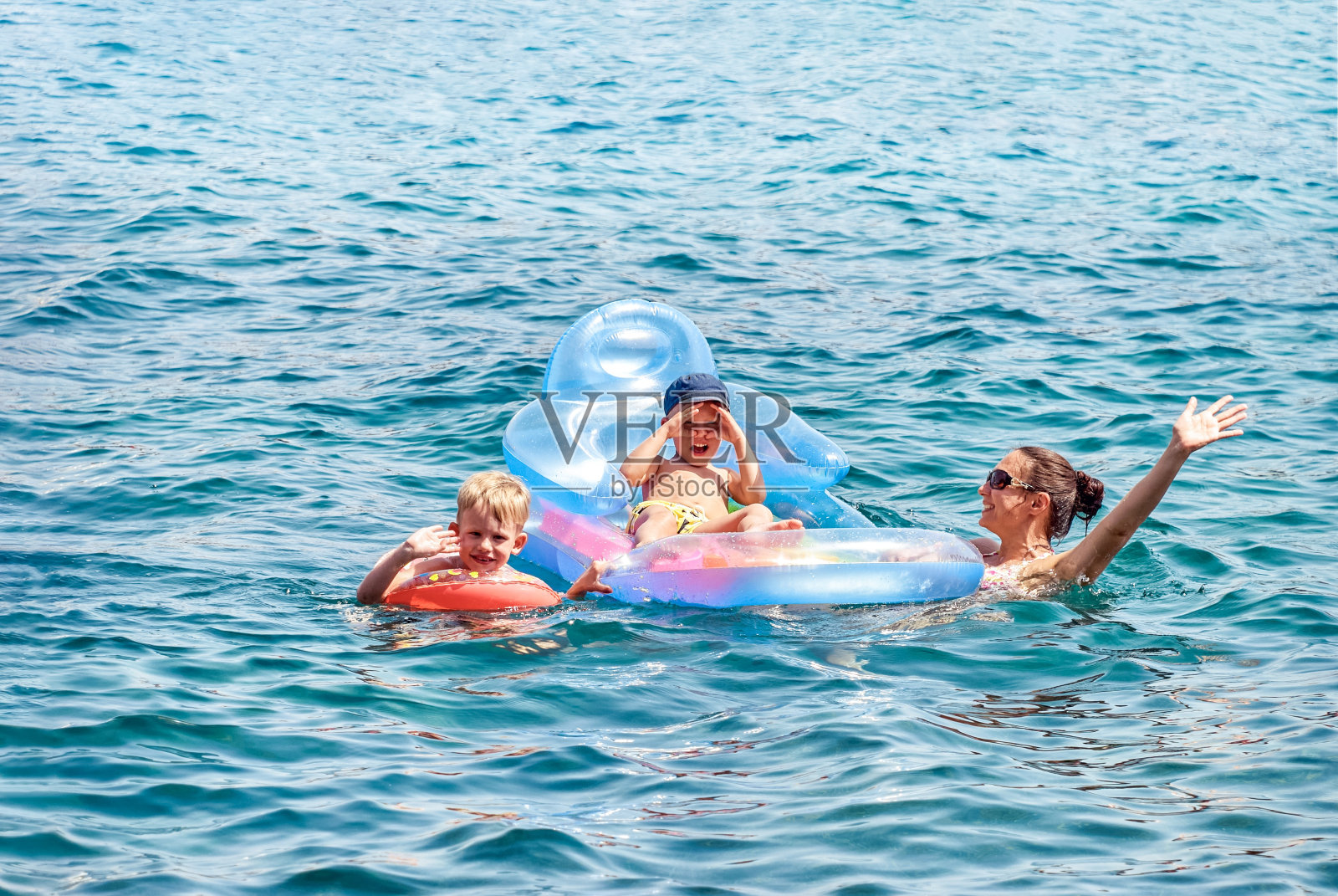 母亲和孩子们在Marmaris的海里游泳照片摄影图片