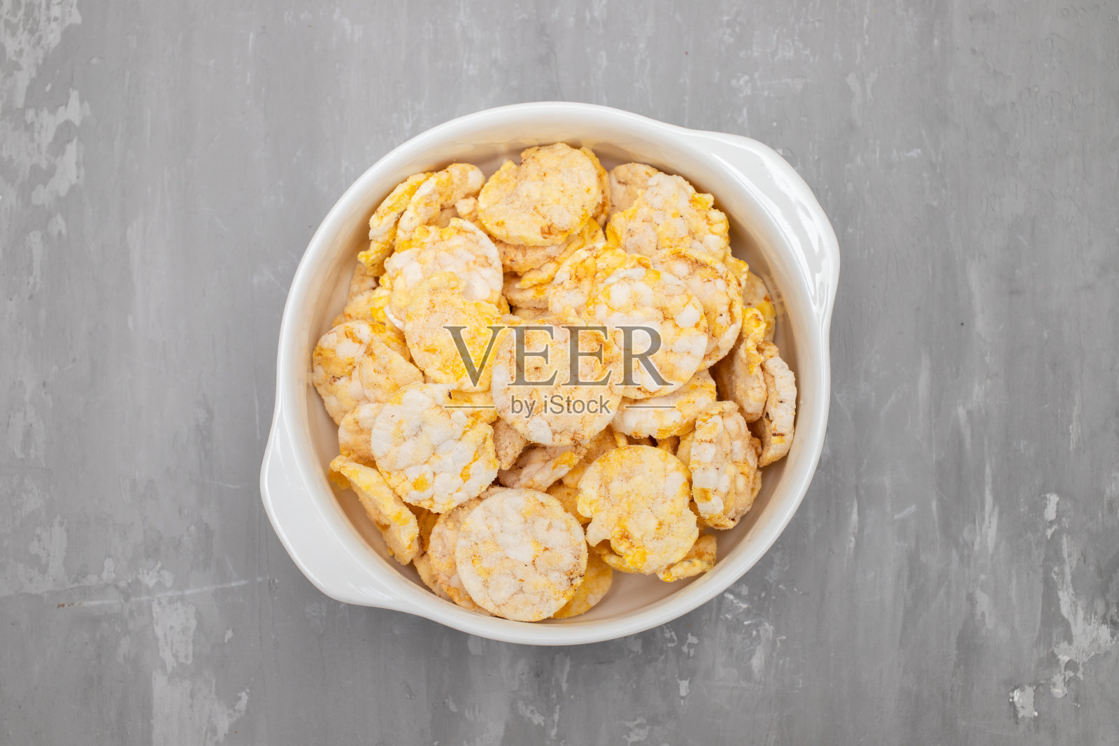 无麸质玉米蛋糕配芝士，健康早餐照片摄影图片