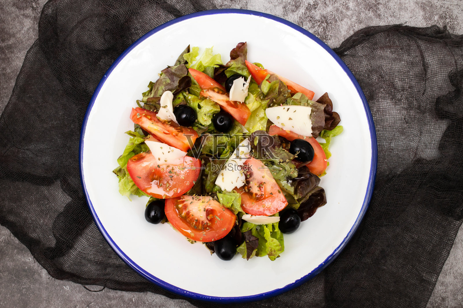 由西红柿、生菜和奶酪制成的美味沙拉照片摄影图片