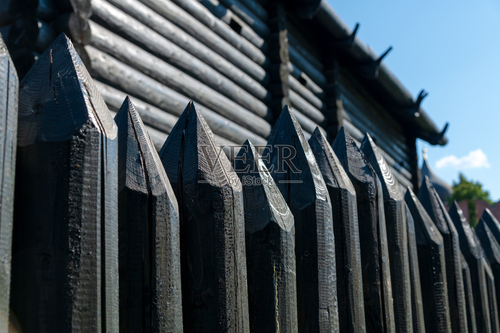 木屋旁的黑色栅栏照片摄影图片