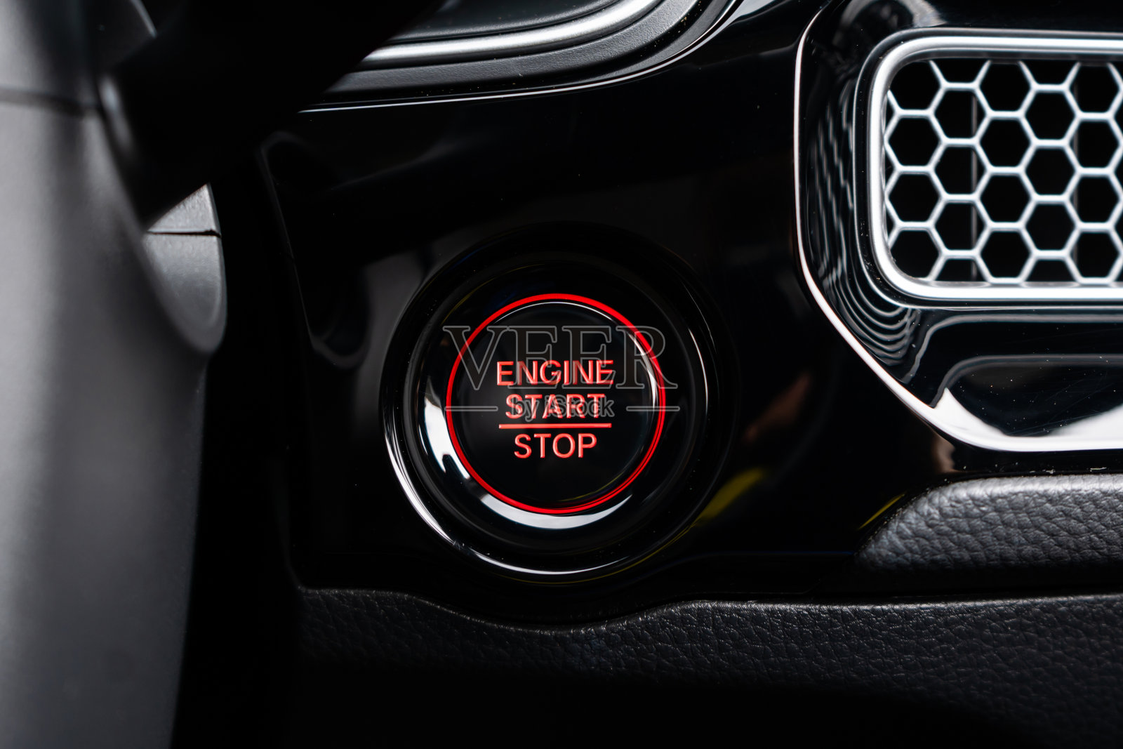 关闭发动机汽车启动按钮。启停引擎现代化的新车按钮，使您轻松地打开和关闭汽车。一种独特的，选择性聚焦的钥匙照片摄影图片