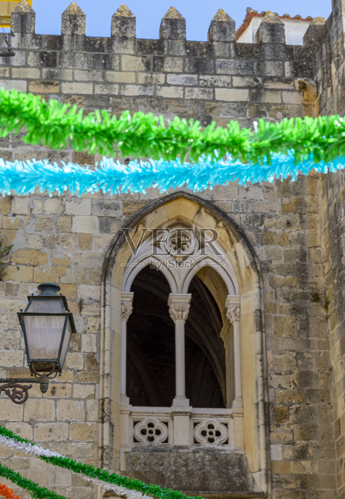 作为流行的圣António庆祝活动的一部分，里斯本街道上使用的彩色丝带的效果。照片摄影图片