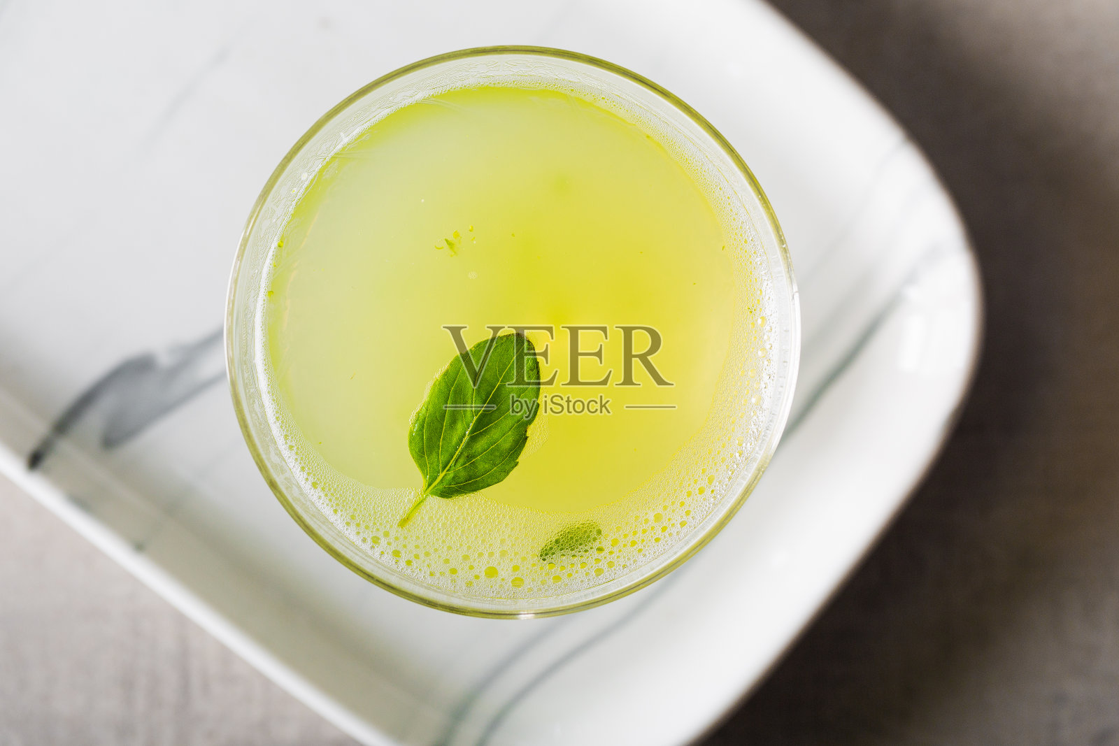 杜松子酒杜松子酒，新鲜柠檬汁，罗勒叶和糖浆照片摄影图片