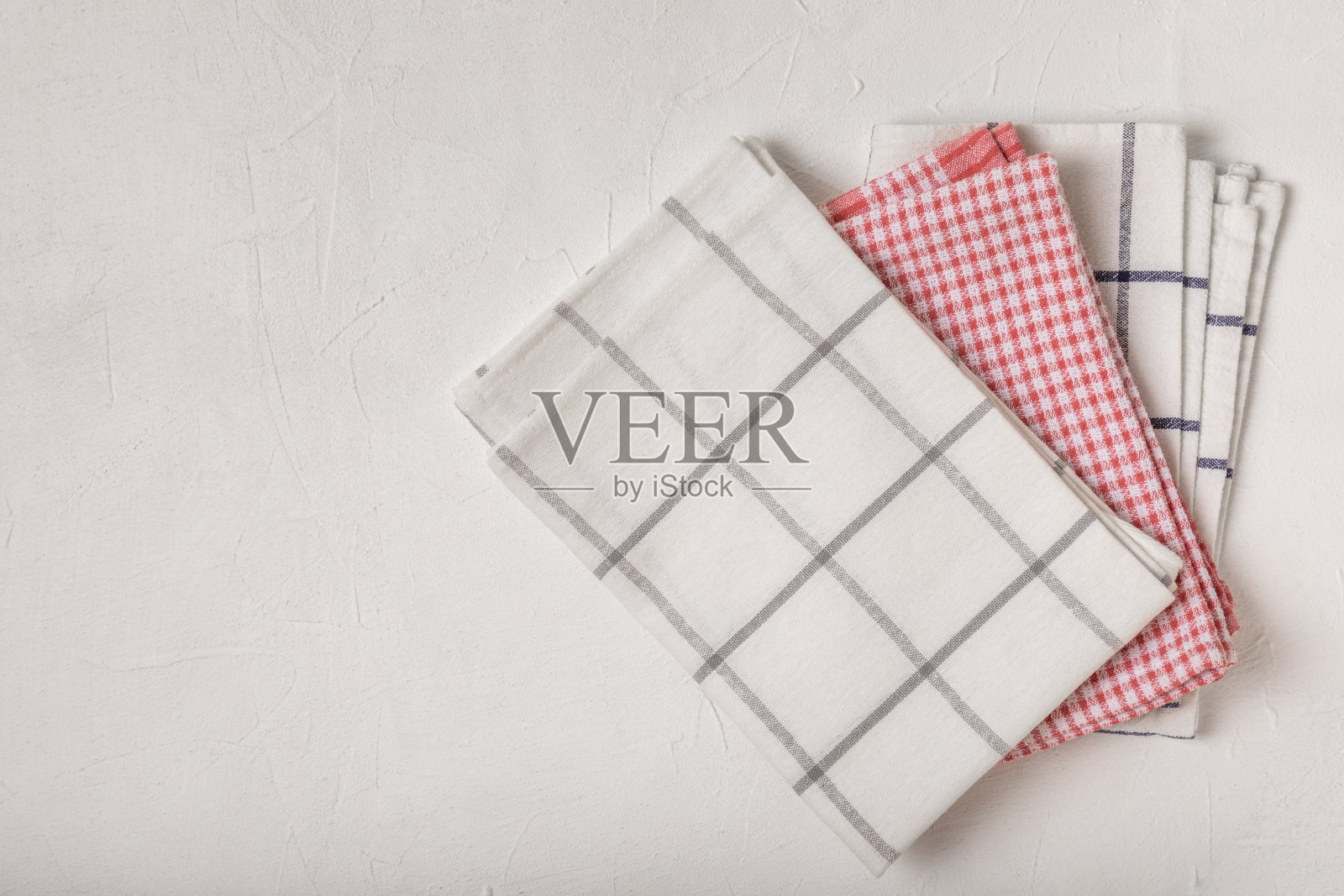 木制背景上的厨房毛巾。厨房桌子上的新厨房棉毛巾。一套毛巾。家用纺织品。放文字的地方。副本的空间。照片摄影图片